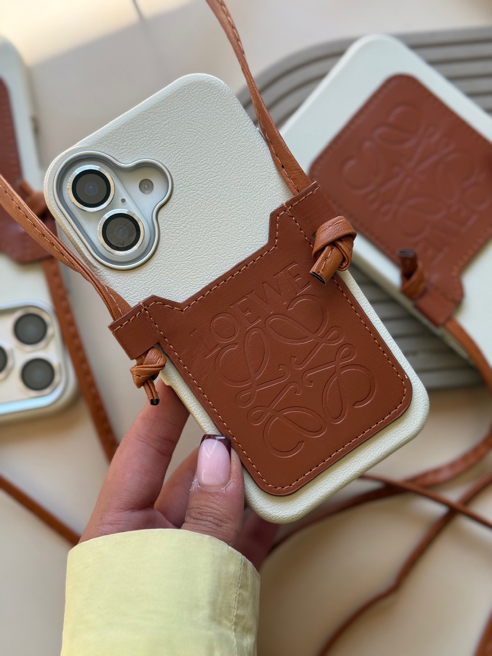 قاب Loewe چرمی جاکارتی دار بند بلند